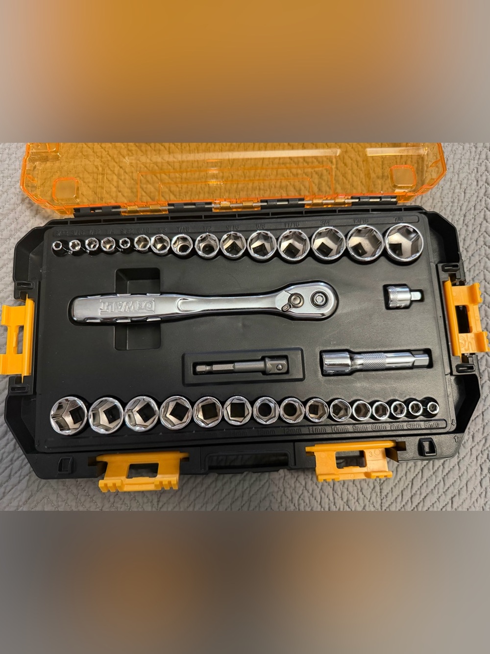 6 Point Dewalt 3/8" 72 Tooth Ratchet With 1/4" & 3/8" Socket Set 34 Piece Set - Picture 3 of 3